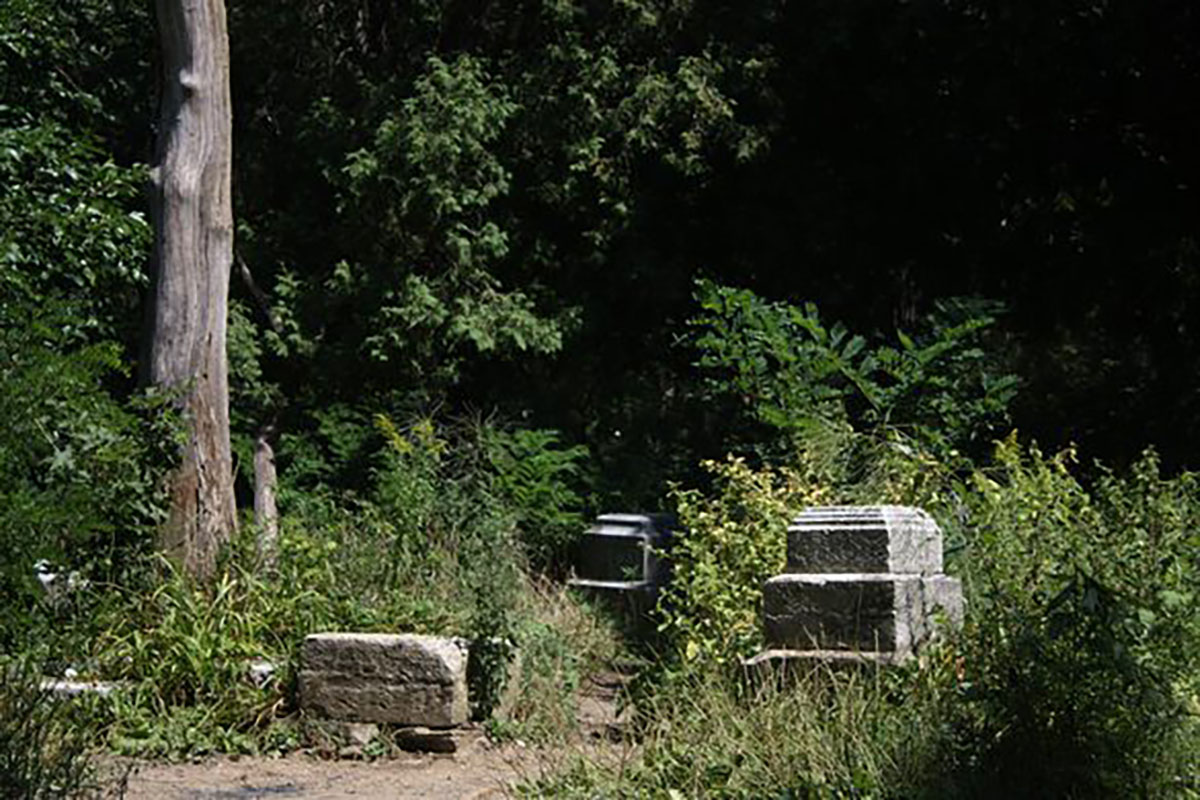 spooky-trails-pass-through-cemeteries