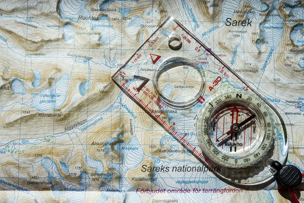 best-hiking-compasses