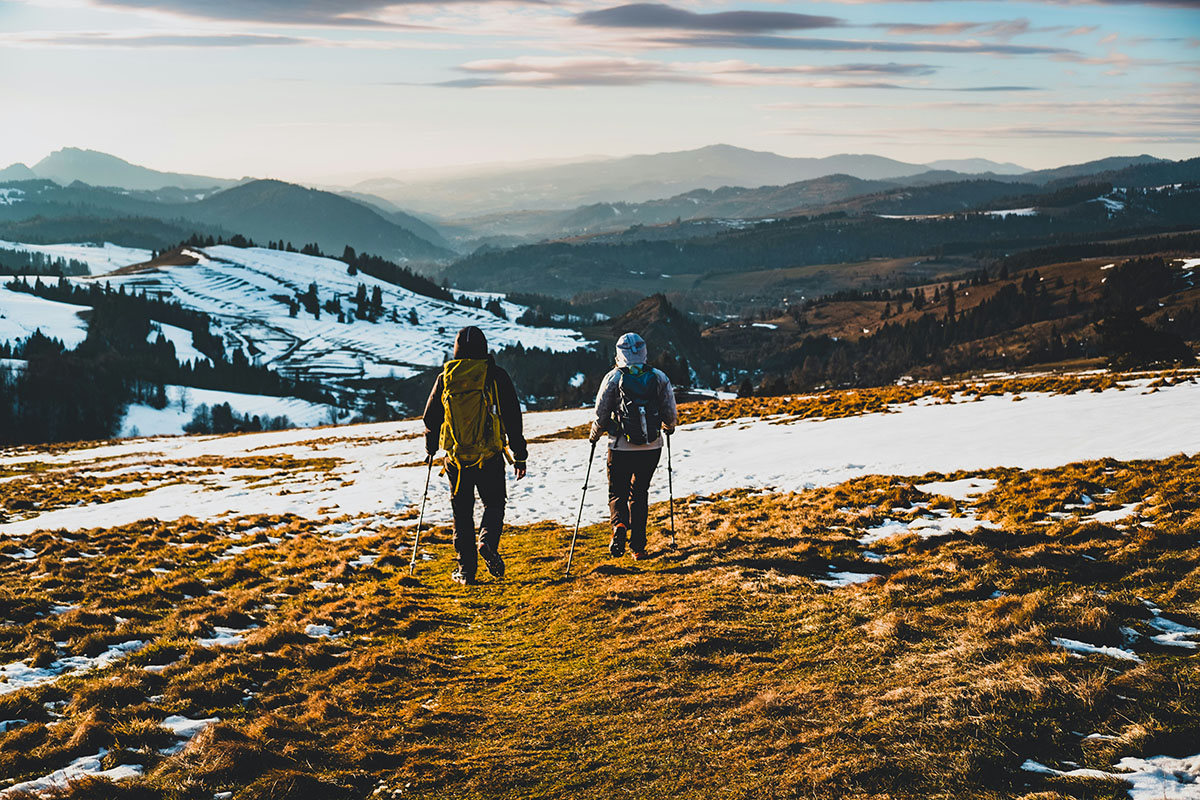 how-to-layer-for-a-winter-day-hike