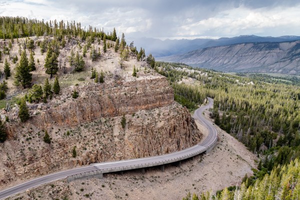 Grand Loop Road through Golden Gate